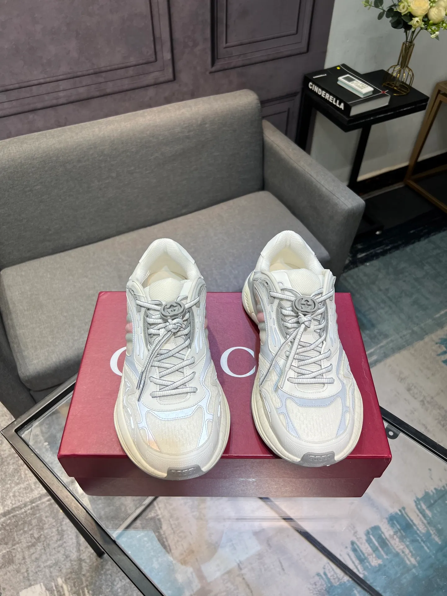 Men's Men's Shoes 💰900 Gucci Gucci 2.0 Sports Shoes Couple's Style Retro Casual Shoes Running Shoes Original Purchase, Development, Production Gucci 2.0 Sports Shoes reinterpret the brand's iconic striped webbing elements. This sneaker reinterprets the iconic details, using thick EVA soles with a smart silhouette, bringing a stable and comfortable wearing experience. Exquisite packaging at the delivery counter. Fabric: original imported cowhide + technical fabrics. Lining: original imported breathable mesh. Sole: original molded ultra-light foam rubber. Bottom thickness: 4CM. Size: 35-40 for women / 39-45 for men.